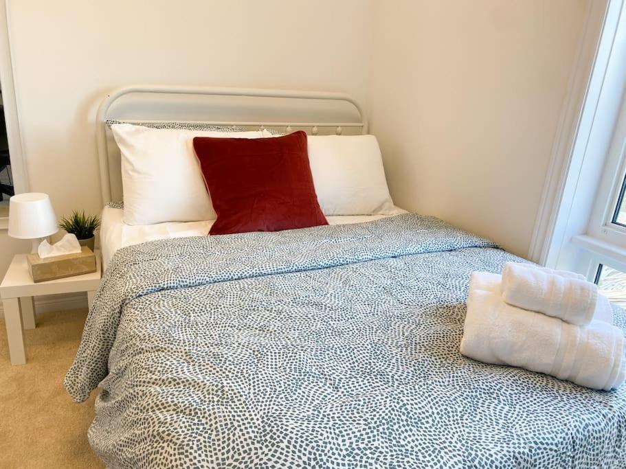 Elegant Rooms In Shared Townhouse Next To Beach Whitby Dış mekan fotoğraf